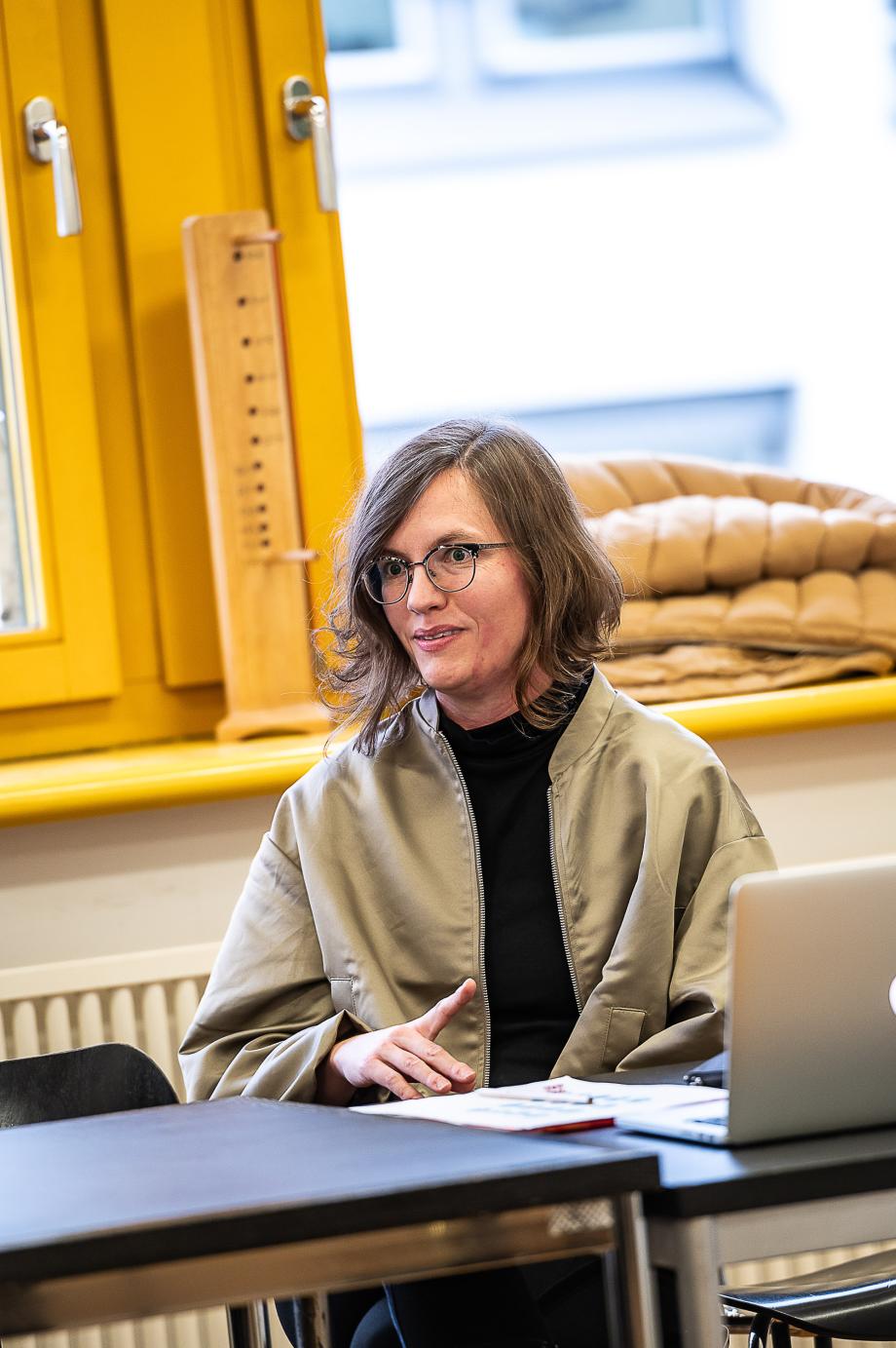 Prof.in Dr. Karolin Schmitt-Weidmann im Dialog mit Studierenden.