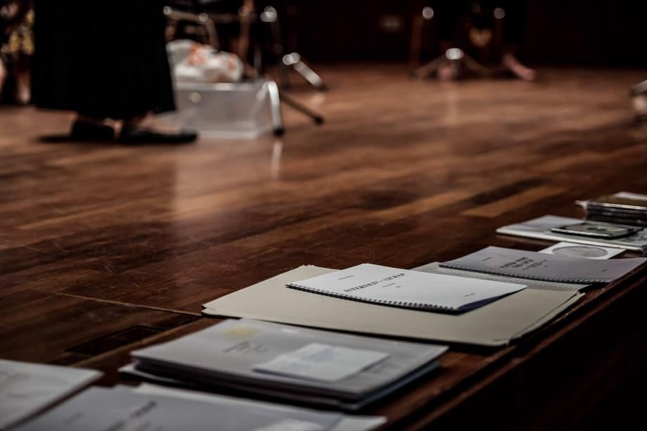 Ausgebreitete Partituren liegen auf der Bühnenkante des Kammermusiksaales.