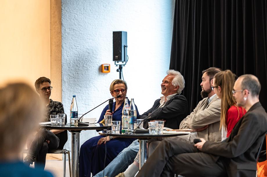 Podiumsdiskussion mit Rektor Köhler, Prof.in Britta Wirthmüller, Prof. Dr. Christian Grüny und Vertreterinnen anderer Stuttgarter Hochschulen.