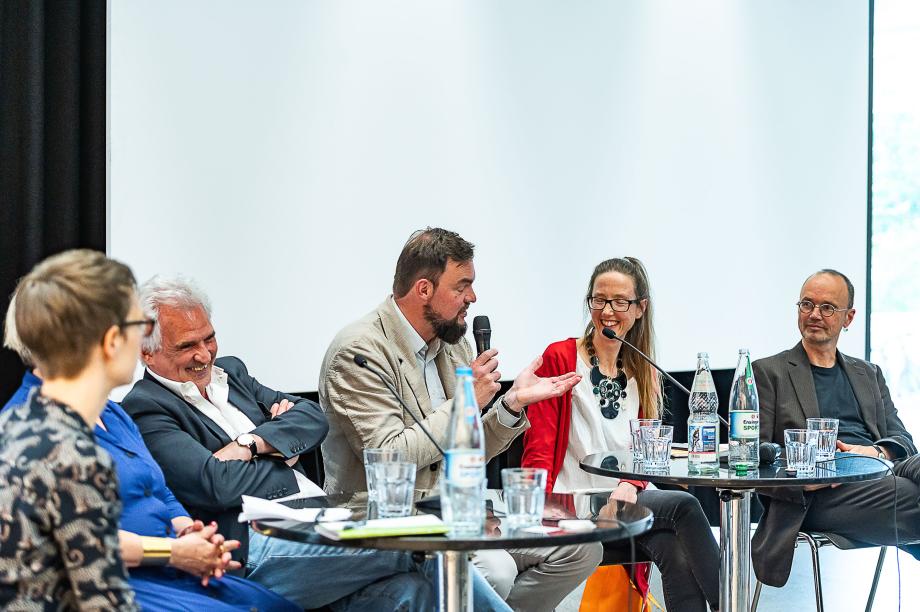 Der Kulturamtleiter Marc Gegenfurtner äußert sich zu Fragen aus dem Plenum. Neben ihm, Rektor Axel Köhler und Prof. Dr. Christian Grüny vom Campus Gegenwart.