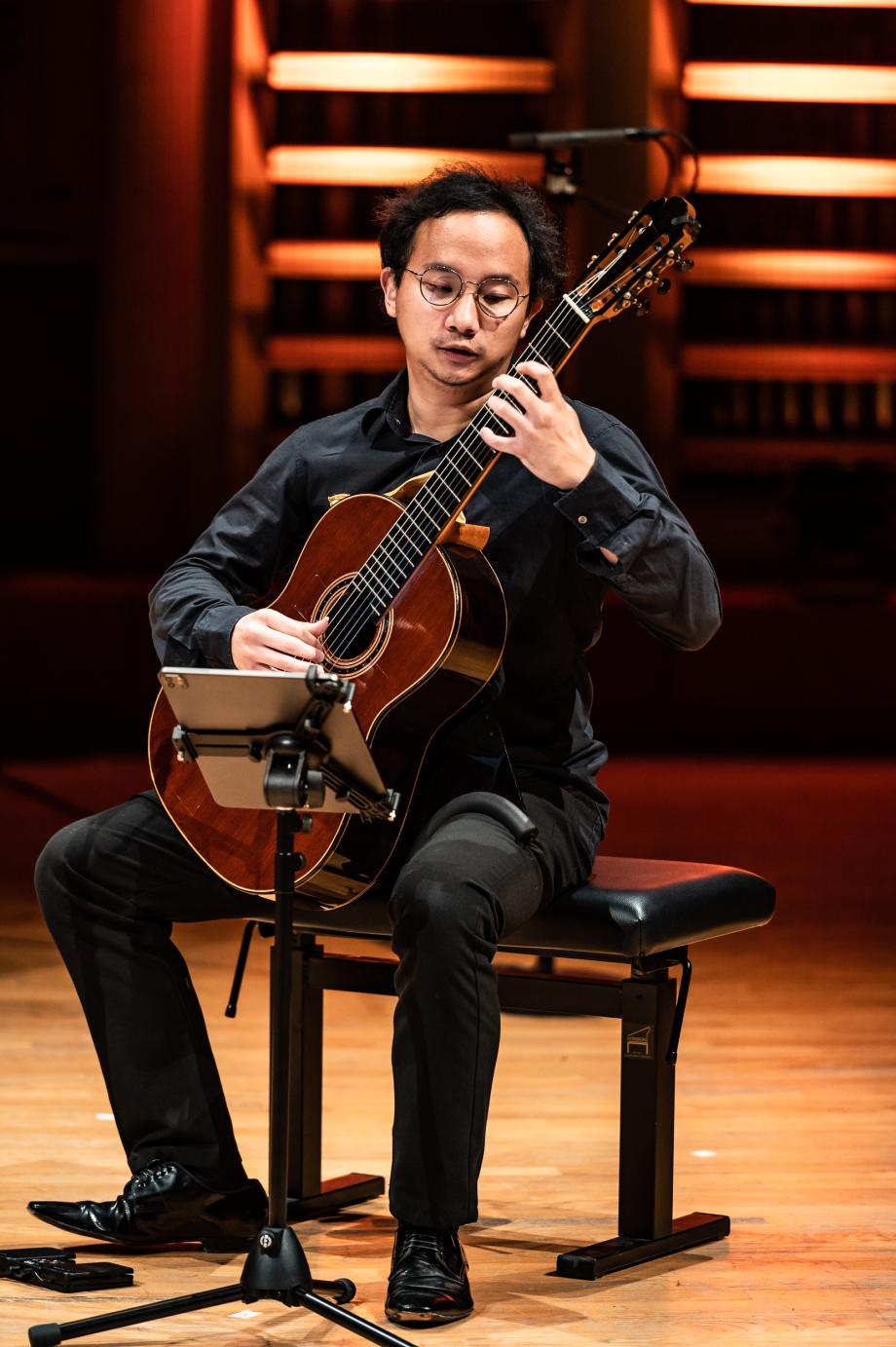 Gitarrist beim Festival La Noche de la Guitarra 2022 im Konzertsaal.