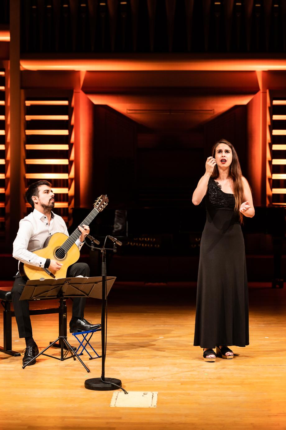 Gitarrist und Sängerin beim Festival La Noche de la Guitarra 2022.