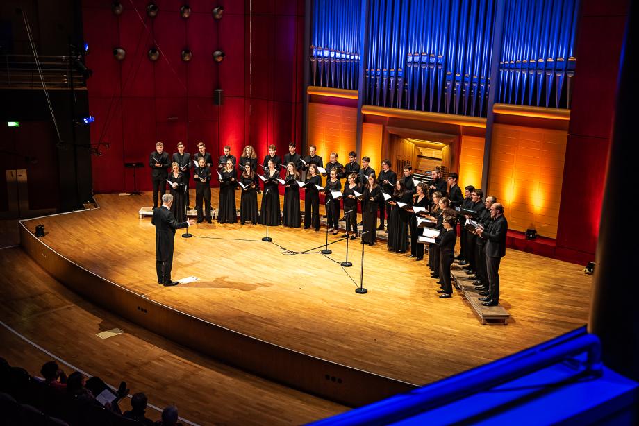 studiovocalensemble und Prof. Denis Roger am musizieren.