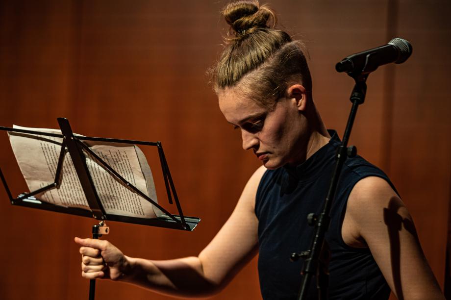 Studentin richtet konzentriert Notenständer aus.