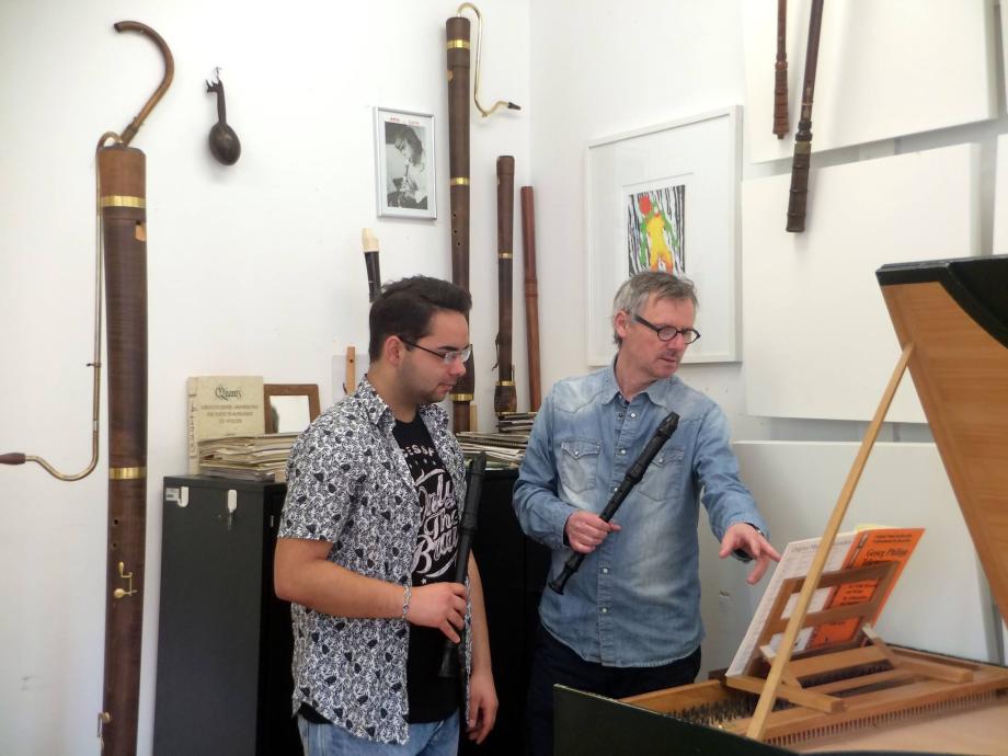 Dozent übt mit Student in einem Raum.