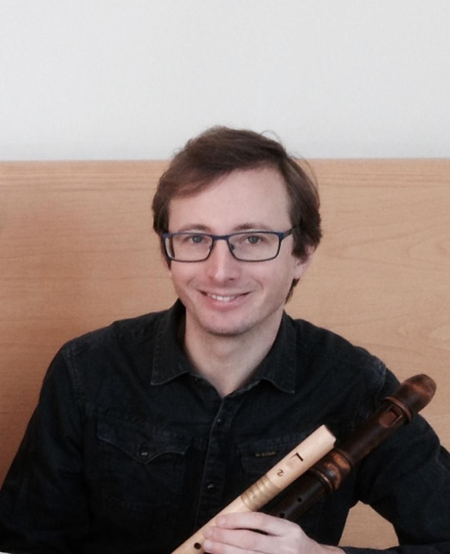 Portrait eines Studenten mit zwei Blockflöten in der Hand.