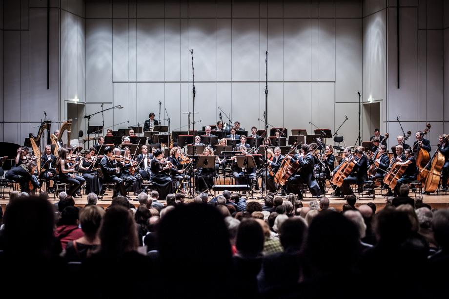 Orchestser auf Bühne.