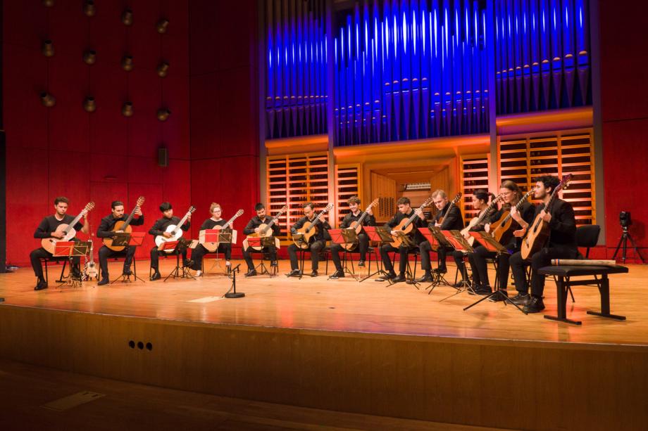 Gitarrenspiel in einer Gruppe