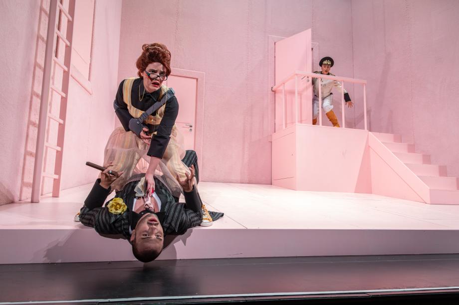 Frau sitzt auf Mann, der rücklings am Boden liegt