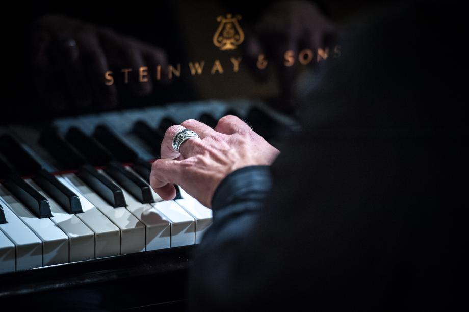 Hand auf Klaviertastatur.