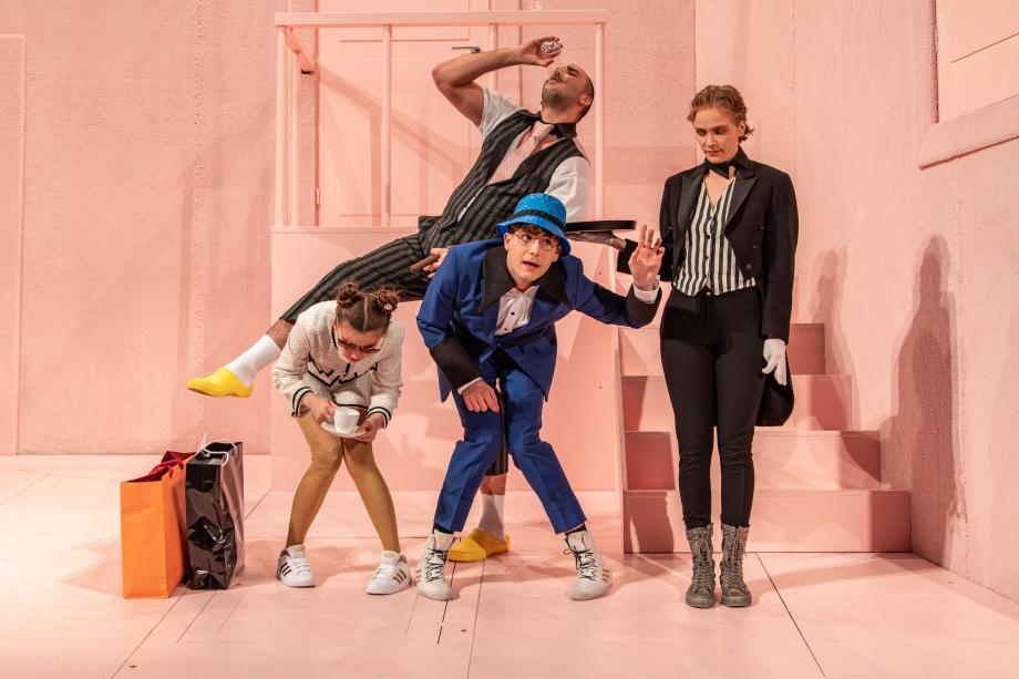 Vier Spielende in einer Szene des Stücks