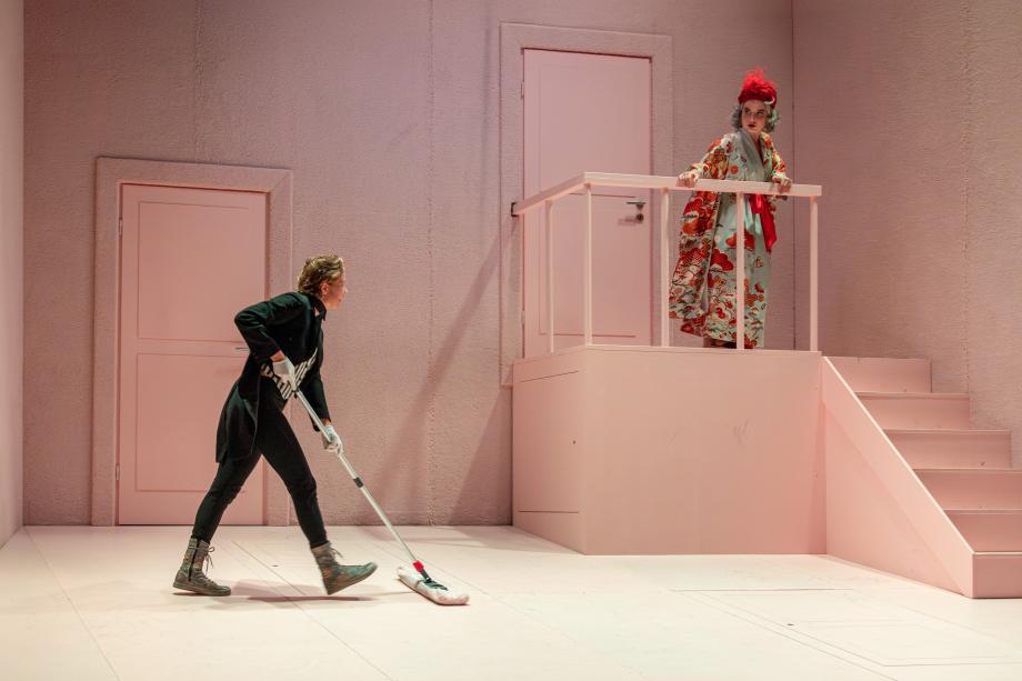 Frau putzt Bühne, weitere Frau guckt dabei zu