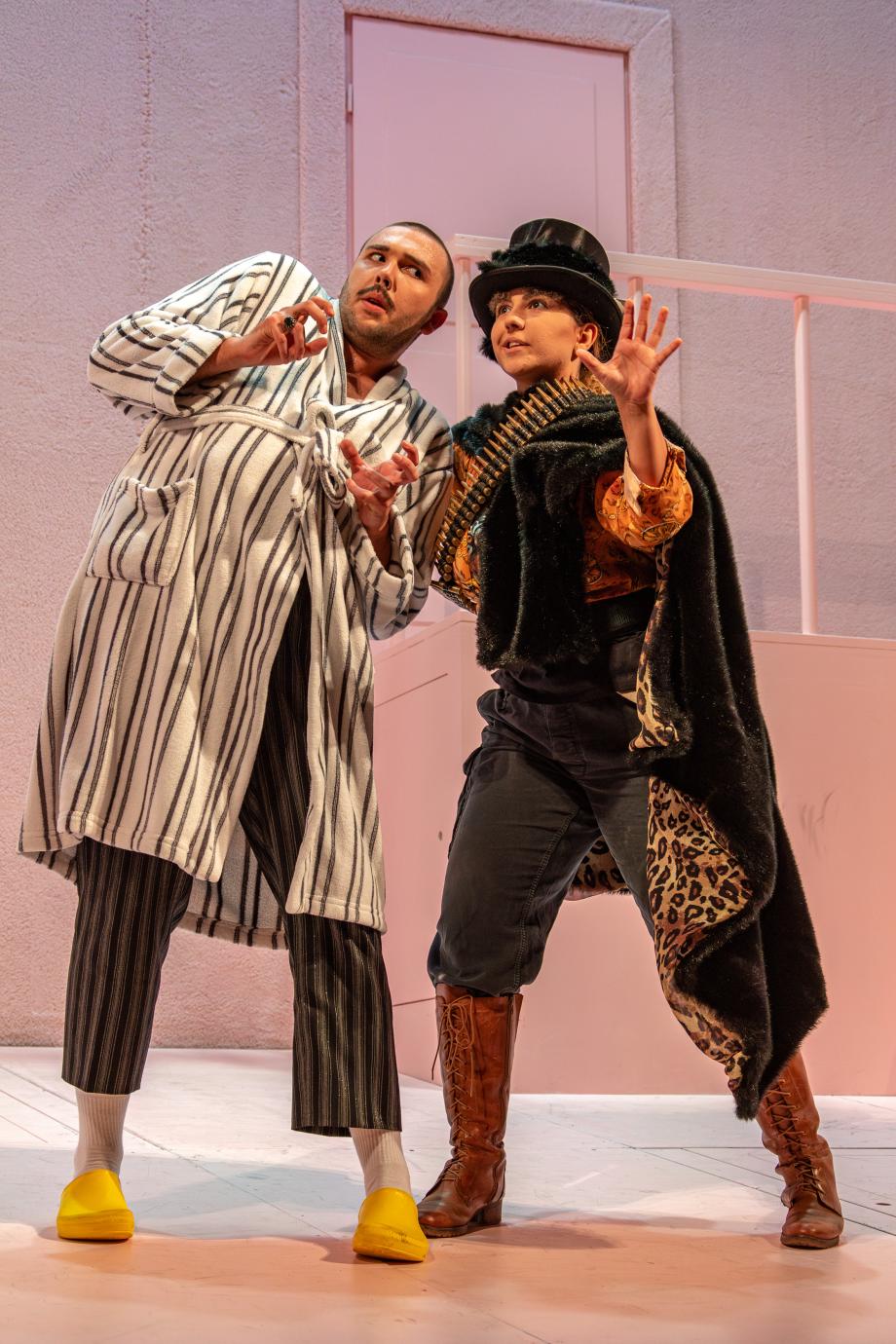 Theaterszene mit zwei Schauspieler - innen