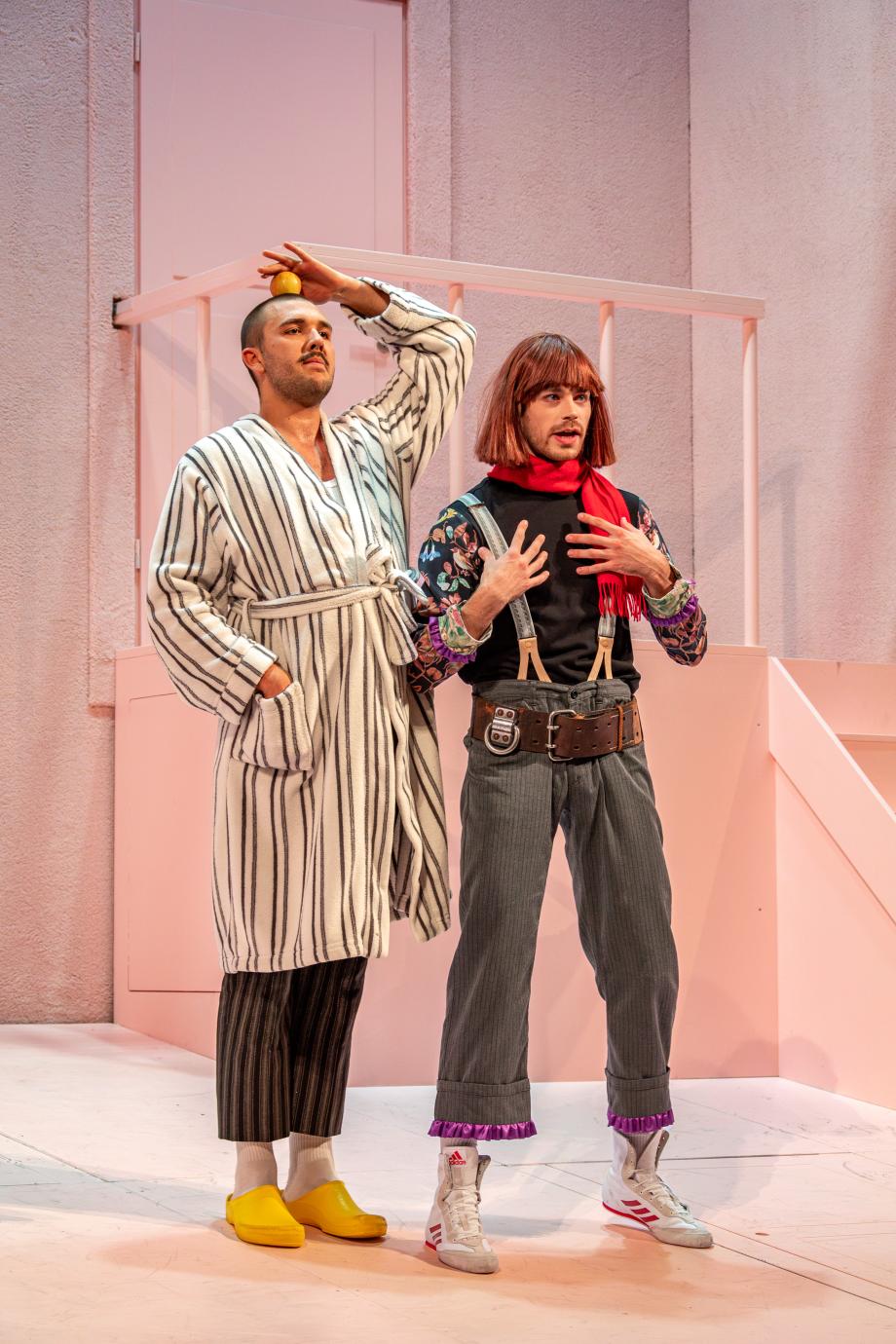 2 Männer im Kostüm, einer mit Apfel auf dem Kopf