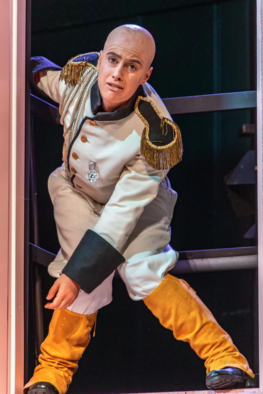 Schauspielerin mit Glatze in alter Militäruniform