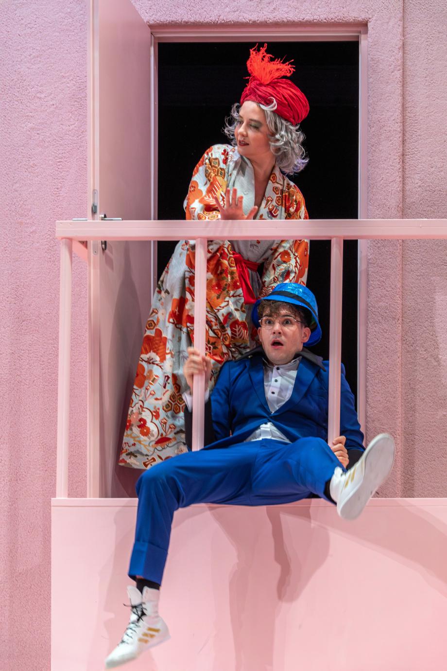 Mann wird von Frau rücklings durch eine Tür gezogen