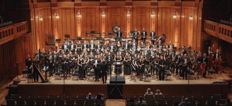 Blasorchester steht für den Applaus.