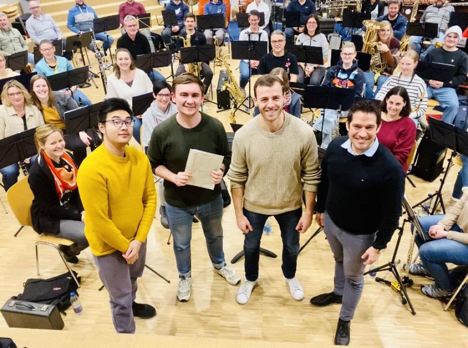 Vier lachende Studierende im Fokus.