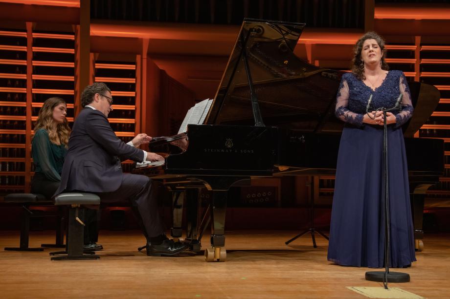 Prof. Goetz Payer am Flügel und Sängerin im langen Kleid.