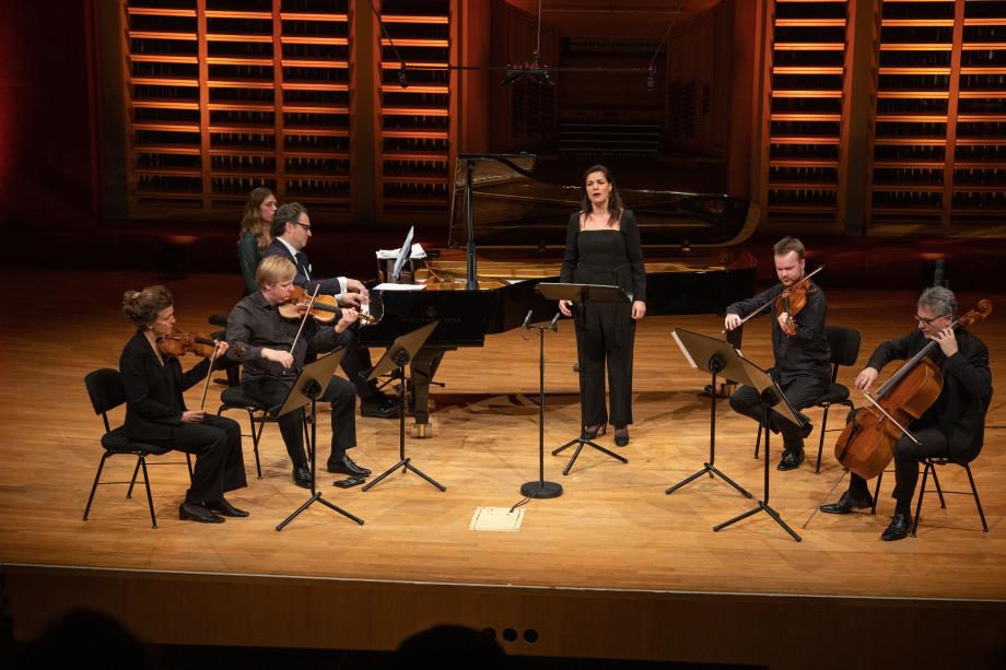 Prof. Goetz Payer am Flügel und Streicher.