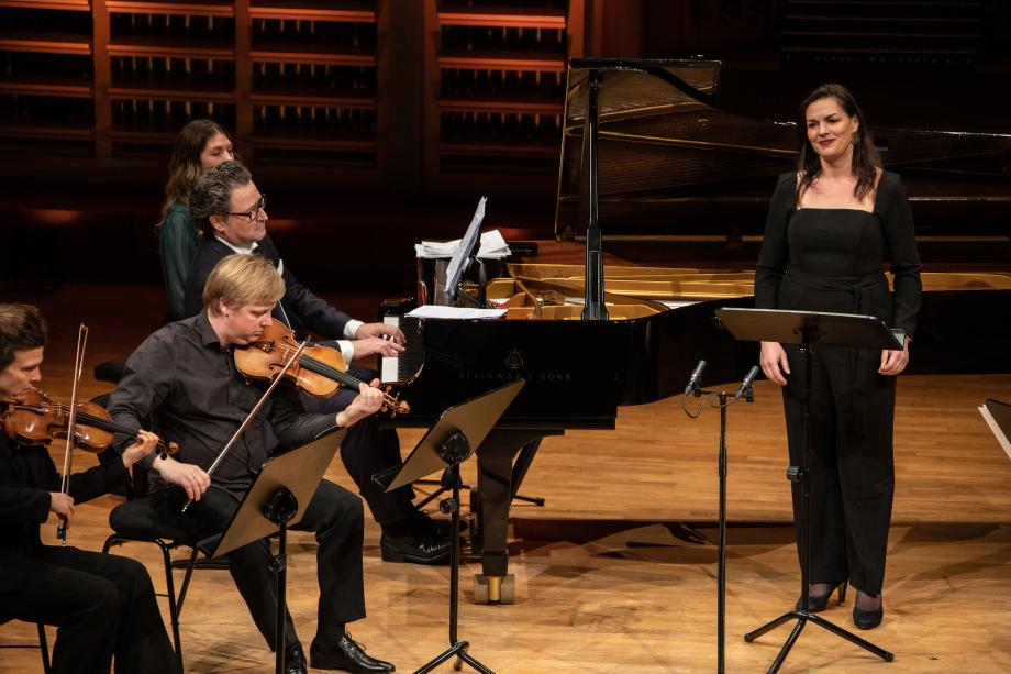 Prof. Goetz Payer, Prof.in Marion Eckstein und Studierende an Streichinstrumenten