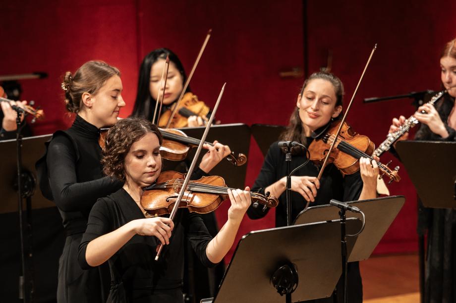 Im Stehen musizierende Streicherinnen.