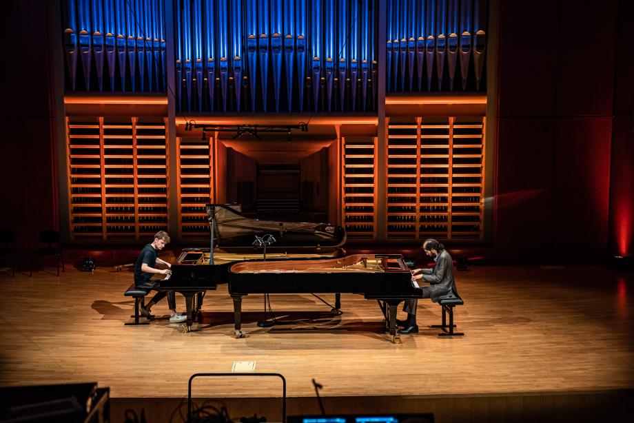 Student und Prof. Dr. Noam Sivan an zwei gegenüberliegenden Flügeln.