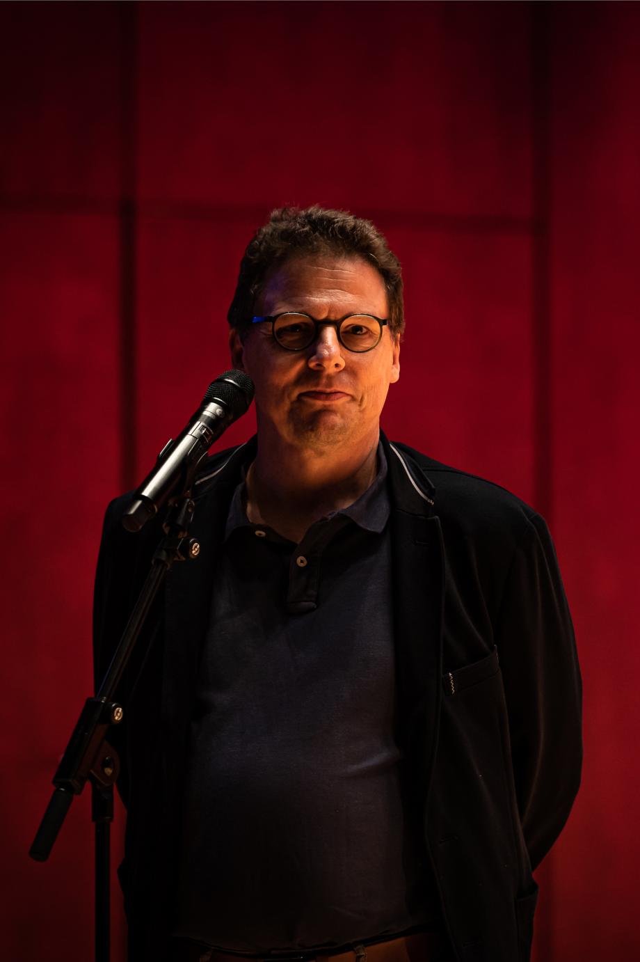 Trompetenprofessor Wolfgang Bauer bei einer Moderation.