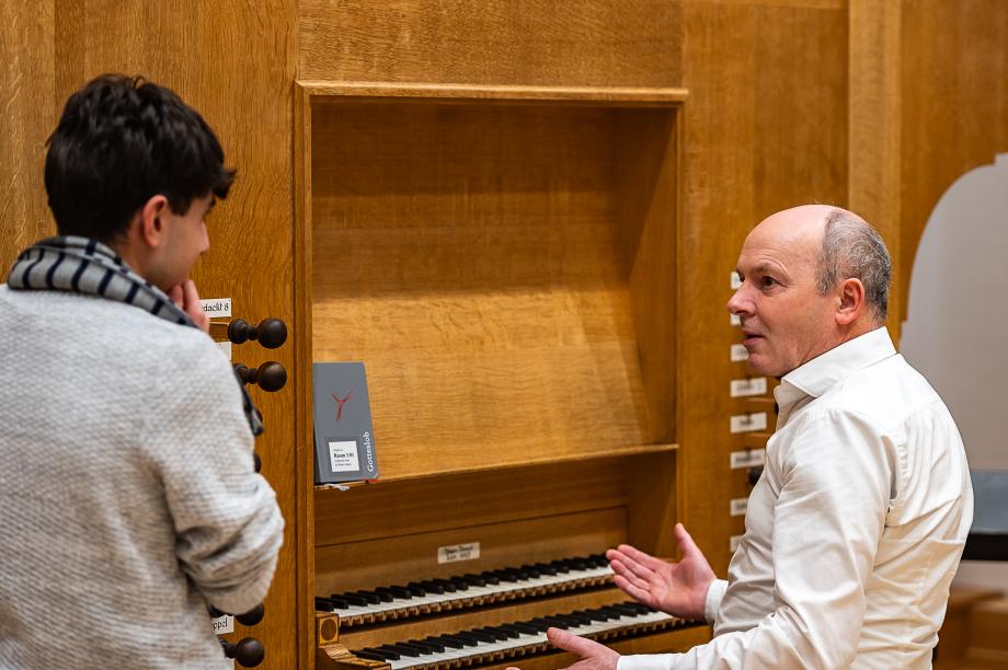 Prof. Jürgen Essl beim Orgelunterricht