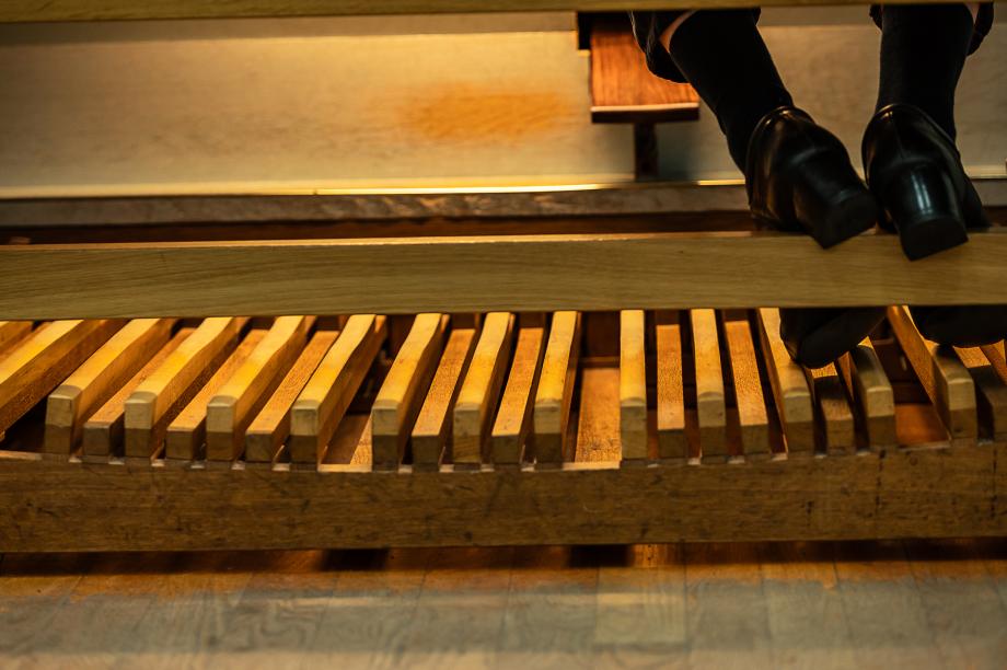 Atmosphärisches Foto der Orgelpedale