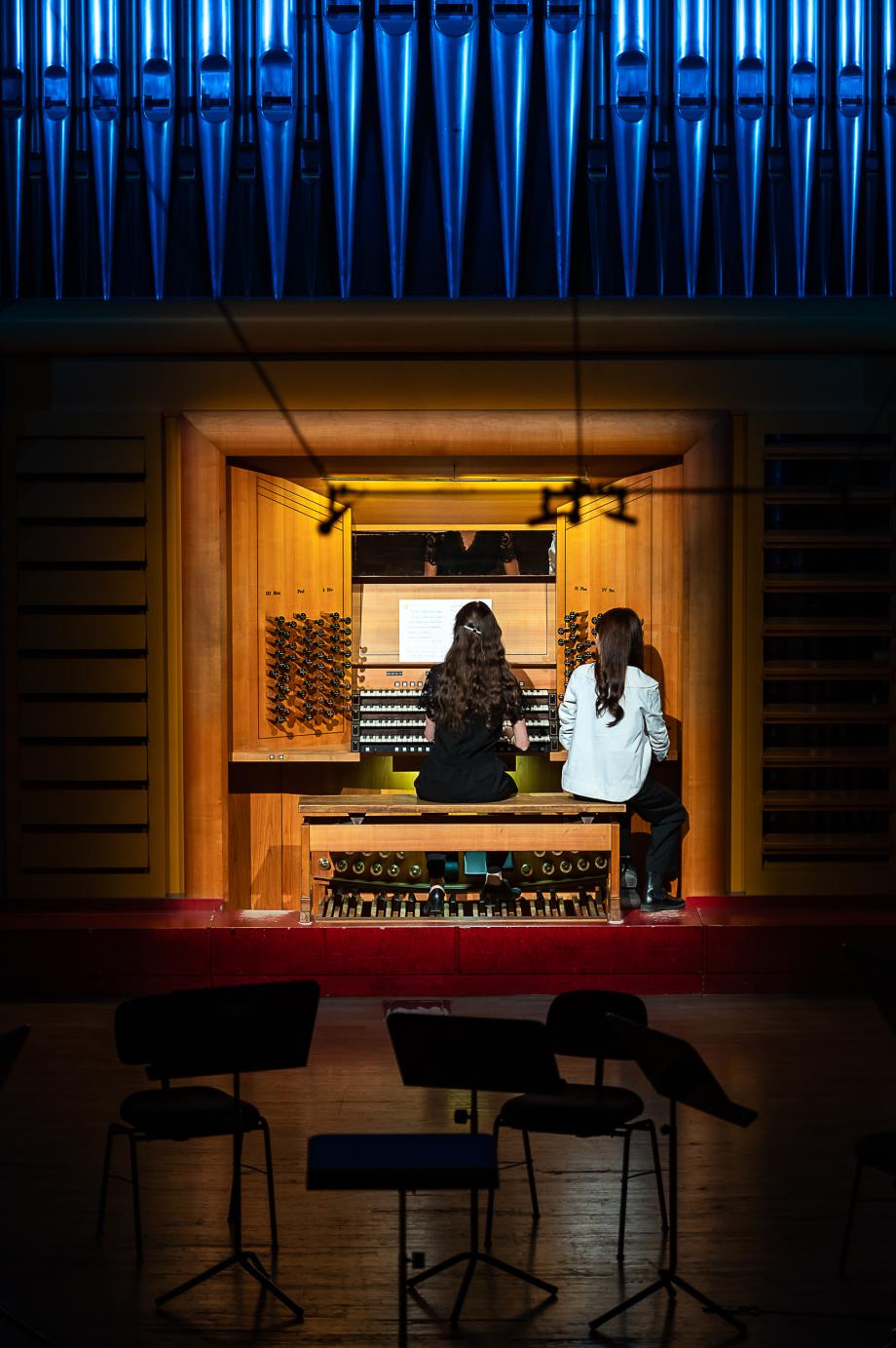 Organistin musiziert an der Konzertsaalorgel