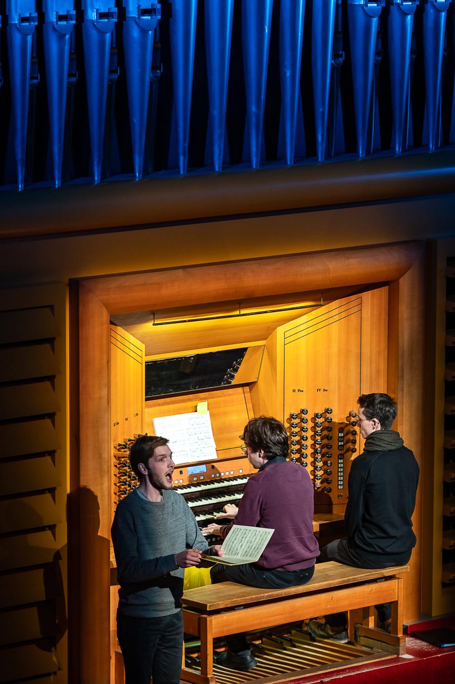 Studierende musizieren an und neben der Riegerorgel