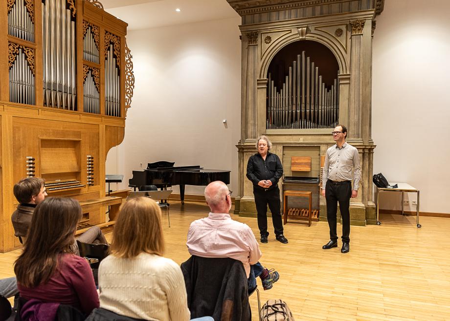 Prof. Johannes Mayr und Prof. Dr. Vincent Bernhardt im Dialog mit den Teilnehmenden des Kirchenmusiktages