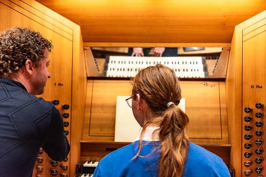 Prof. Jörg Halubek mit einer Studentin an der Konzertsaalorgel