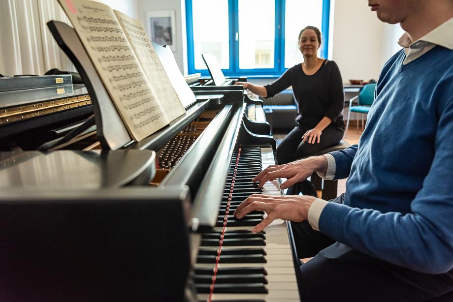 Sonia Achkar beim Klavierunterricht
