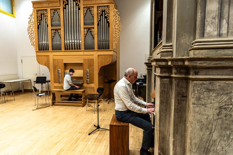 Prof. Jürgen Essl an der italienischen Orgel