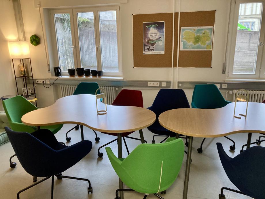 Kleiner Seminarraum mit Sesseln in gemütlicher Atmosphäre