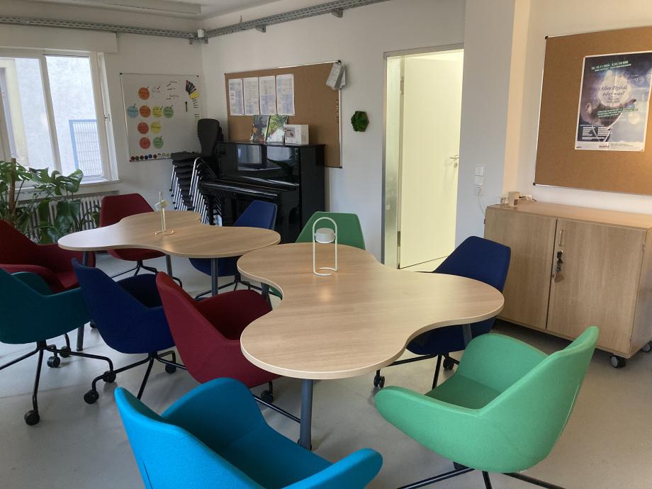 Kleiner Seminarraum mit Sesseln in gemütlicher Atmosphäre.