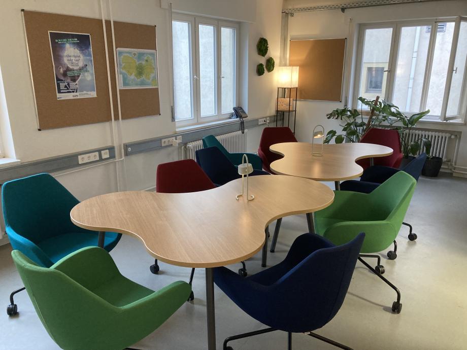 Kleiner Seminarraum mit Sesseln in gemütlicher Atmosphäre.