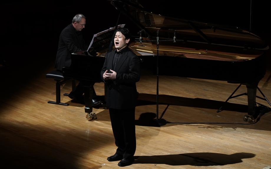 Prof. Teru Yoshihara und Eberhard Leuser auf dem Podium des Konzertsaals.