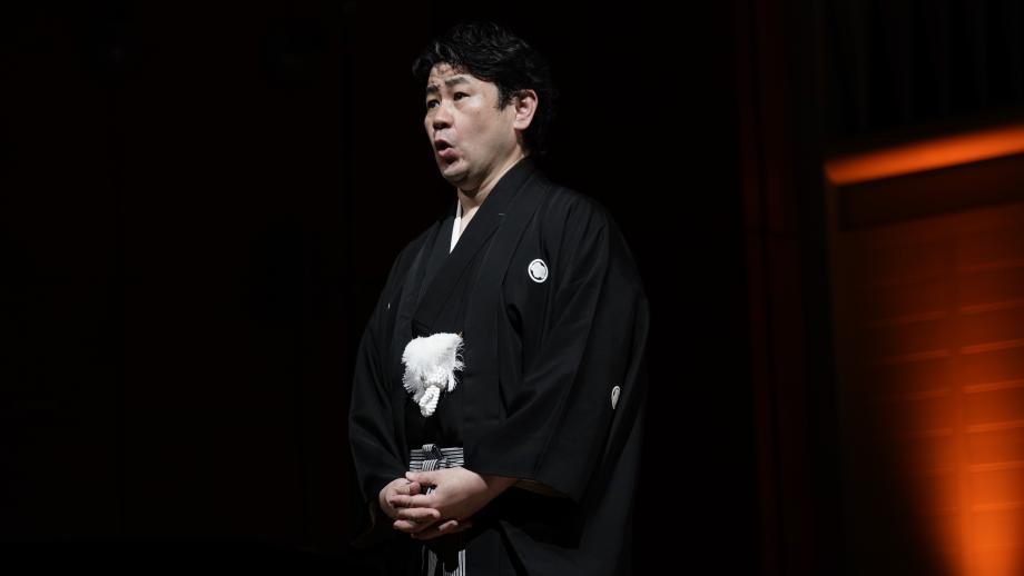 Prof. Teru Yoshihara im japanischen Kimono auf dem Konzertsaalpodium.
