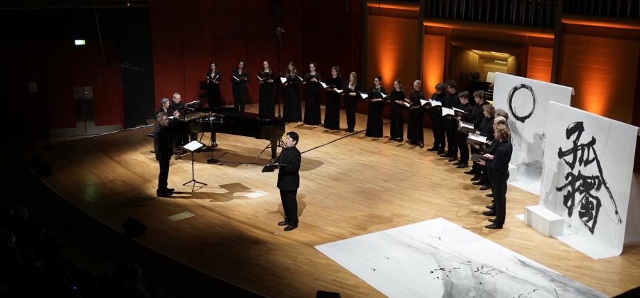 Prof. Teru Yoshihara bei seinem Antrittskonzert mit dem Kammerchor unter der Leitung von Bernhard Gärtner.