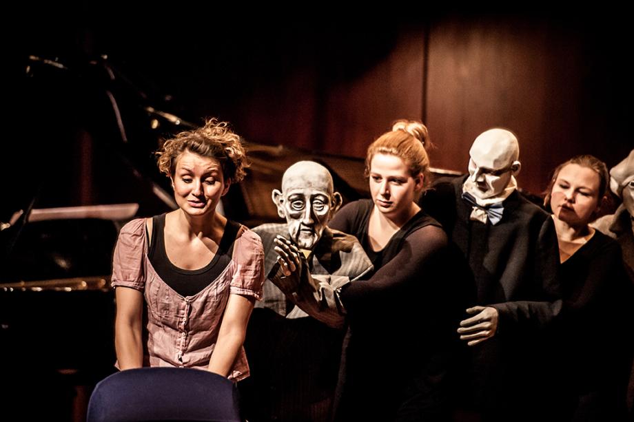 FRAUENLIEBE – Ein Lied-Projekt mit Szene und Figurentheater