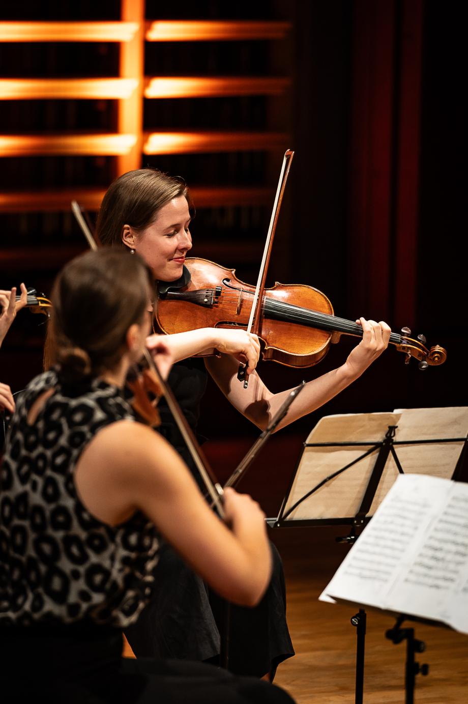 Streicherensemble auf dem Konzertsaalpodium