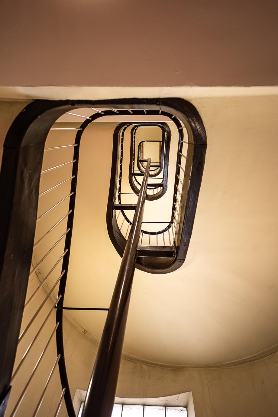 Treppe von unten nach oben ins Treppenhaus fotografiert