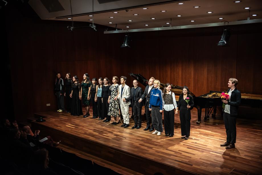 Schlussapplaus der Künstler und Künstlerinnen beim Stipendiat*innenkonzert der GdF