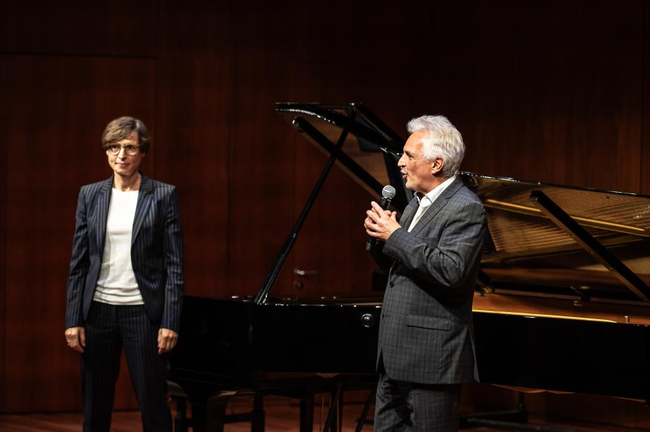 Prof. Dr. Hendrikje Mautner und Rektor Axel Köhler moderieren das GdF-Konzert