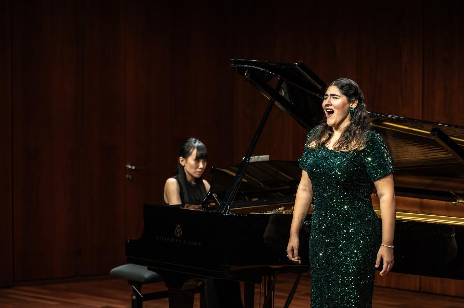 Sängerin und Pianistin beim Stipendiat*innenkonzert der GdF