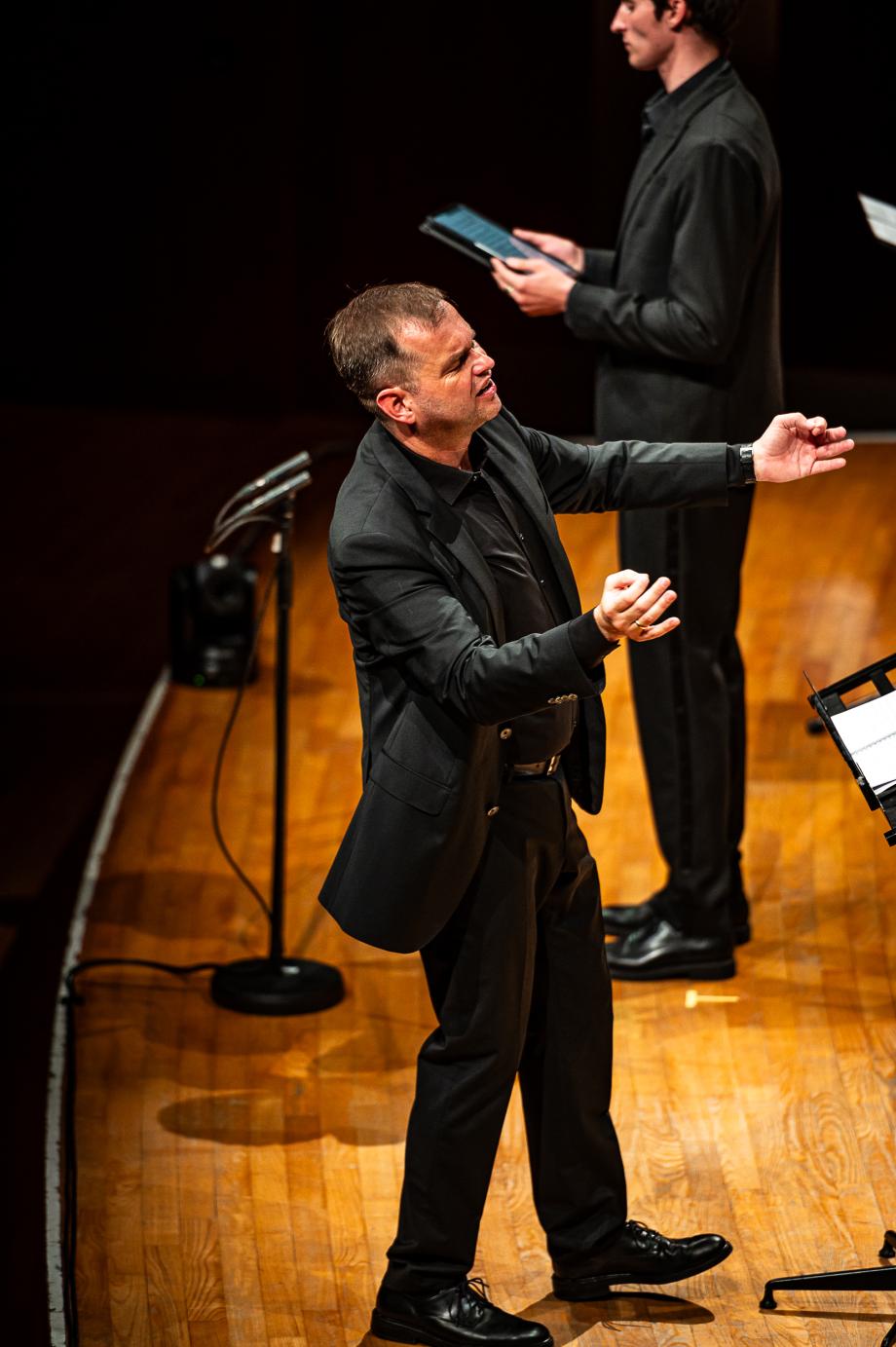 Gesangsprofessor Prof. Thilo Dahlmann dirigiert ein Kammerensemble.