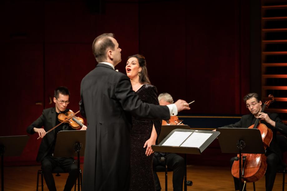 Prof. Richard Wien dirigiert das Kammerensemble beim Antrittskonzert von Prof.in Marion Eckstein.